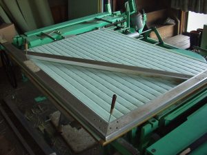 魚沼は予報通り雨ですので工場で縁無し畳を作ります。