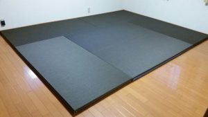 魚沼市の自宅の洋間に縁無し畳を納めてきました。