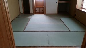 畳工事とクロス工事を交互でやってます。