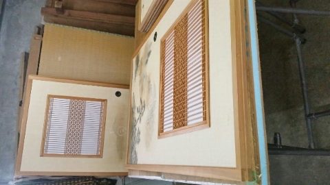 久しぶりに二間半(幅広)の襖の張り替えをしてます。