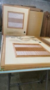 久しぶりに二間半(幅広)の襖の張り替えをしてます。