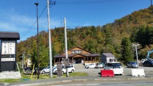 休んだつもりになって、鮮やかな紅葉を見ながら畳の敷き込み