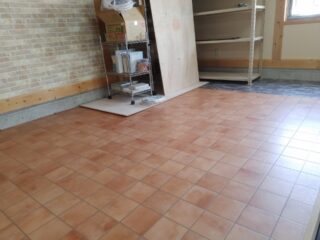 魚沼の畳内装職人はGW中ステイホームなのでお店の内装工事をしています。