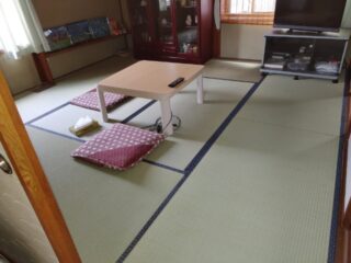 湯沢のマンションの畳・襖・内装工事の完了後に魚沼市の新畳の入れ替え工事で頑張っています。