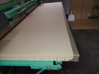 ハイセンスな縁なし畳を長岡市へを収めさせて頂いた際にお若いご夫婦さんのお人柄に関心いたしました。